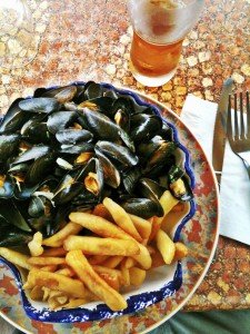 Cervejas trapistas e Moulet et Frites, prato afrodisÃ­aco francÃªs.. A Vida Secreta.