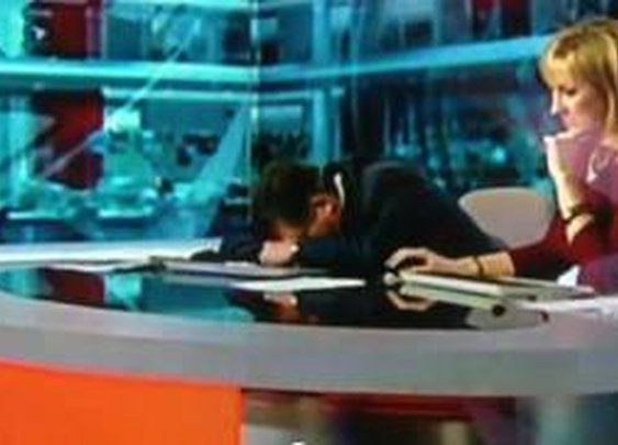 Voditelj BBC zaspao pred kamerama?!