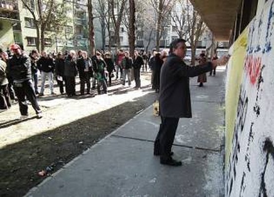 Klicali Mladiću, pa zapalili zastavu Vojvodine!