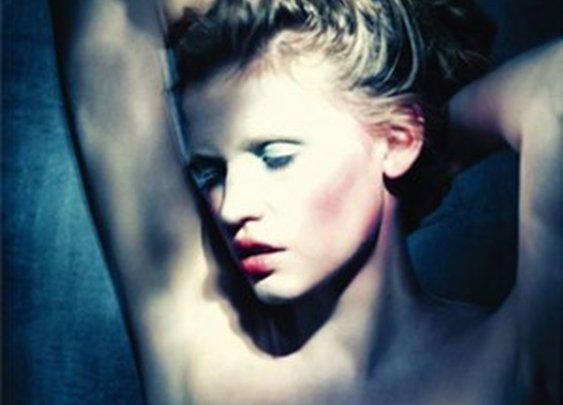 Lara Stone nua em suplemento de beleza do Le Monde. A Vida Secreta.