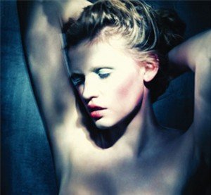 Lara Stone nua em suplemento de beleza do Le Monde. A Vida Secreta.