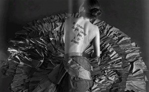 Fotografia de Simone Monte mostra poesia de Drummond na pele (Uptated). A Vida Secreta.