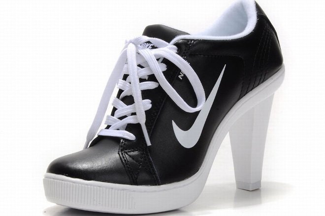 cheap lady nike dunk sb low heels black and white